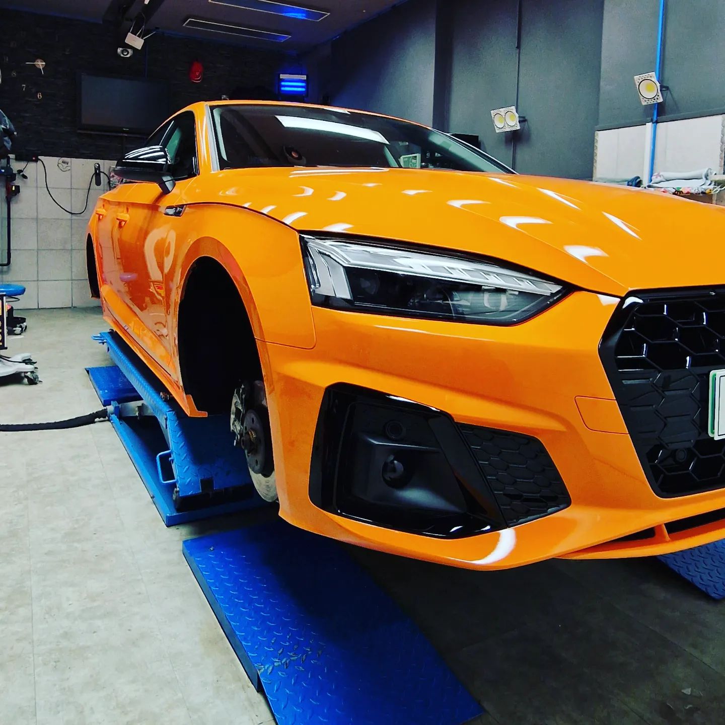 Audi S5 oranžne barve v detailing studiu